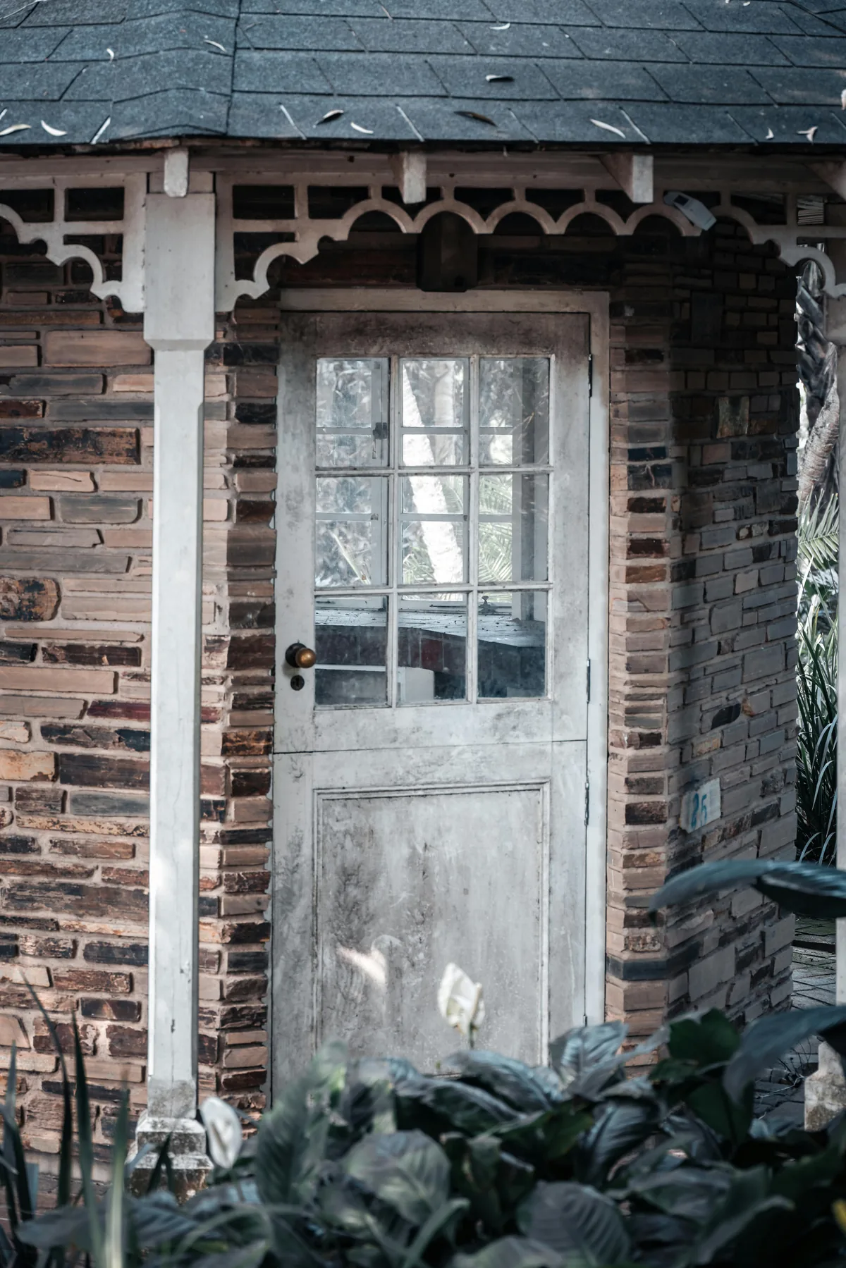 Puerta blanca envejecida en fachada rústica